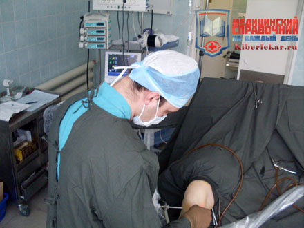 Врач делает операцию на коленном суставе методом артроскопии