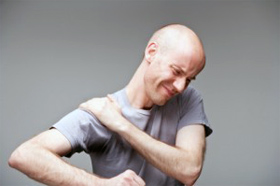 Мужчина испытывает боль в плече при артрозе сустава