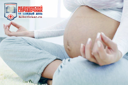 Беременная женщина занимается йогой в надежде, что у нее не будет гипертонуса матки